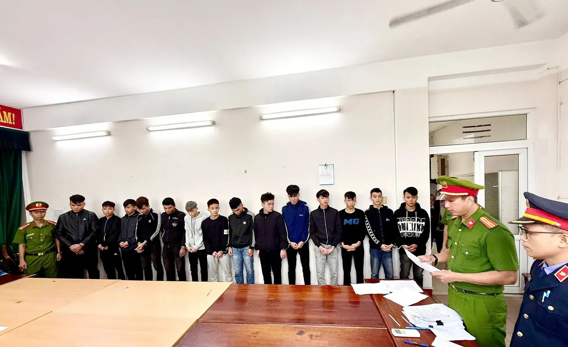 Khởi tố nhóm thanh thiếu niên vụ hỗn chiến rạng sáng gây náo loạn quốc lộ 40B