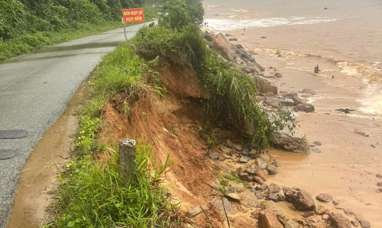 Huế huy động toàn lực ứng phó mưa lũ, sạt lở sau bão số 12