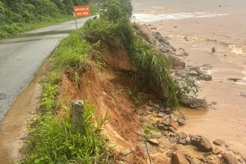 Huế huy động toàn lực ứng phó mưa lũ, sạt lở sau bão số 12