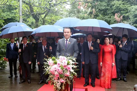 Đoàn đại biểu dự Đại hội Đảng bộ tỉnh Phú Thọ lần thứ I dâng hương tưởng niệm các Vua Hùng
