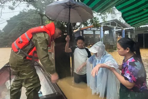 Huế: Hơn 28.000 ngôi nhà bị ngập, di dời khẩn cấp hàng nghìn dân