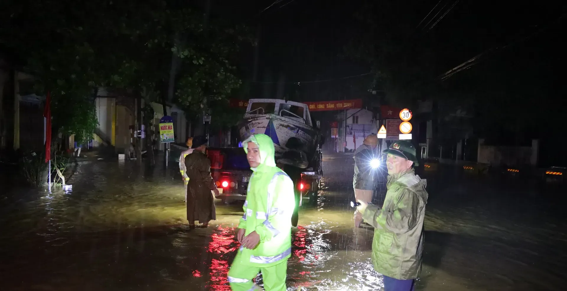 Lạng Sơn, Lào Cai căng mình ứng phó mưa lũ sau bão số 10