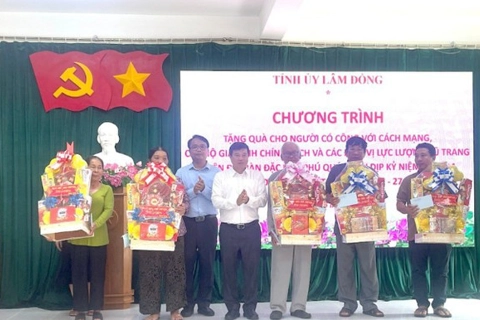 Lâm Đồng: thăm các gia đình chính sách, lực lượng vũ trang tại đặc khu Phú Quý