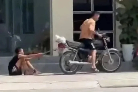 Luật sư nói gì về vụ bố dùng xích kéo lê con trai trên phố?
