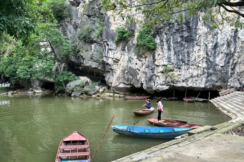 Ninh Bình bác bỏ thông tin du khách bị mắc kẹt tại khu du lịch Tam Cốc