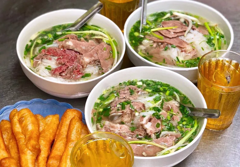 Phở trong đời sống đô thị Việt Nam: từ hồn phố Hà Nội đến nhịp sống Sài Gòn