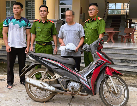 Bắt giữ đối tượng cướp giật vé số của người bán rong