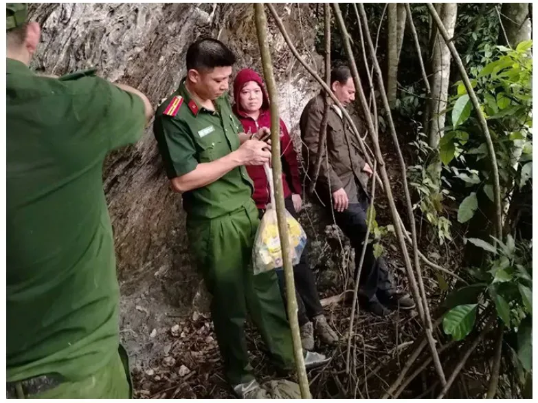 Tuyên Quang: công an băng rừng trong mưa lớn cứu đôi vợ chồng bị kiệt sức trên núi Dùm