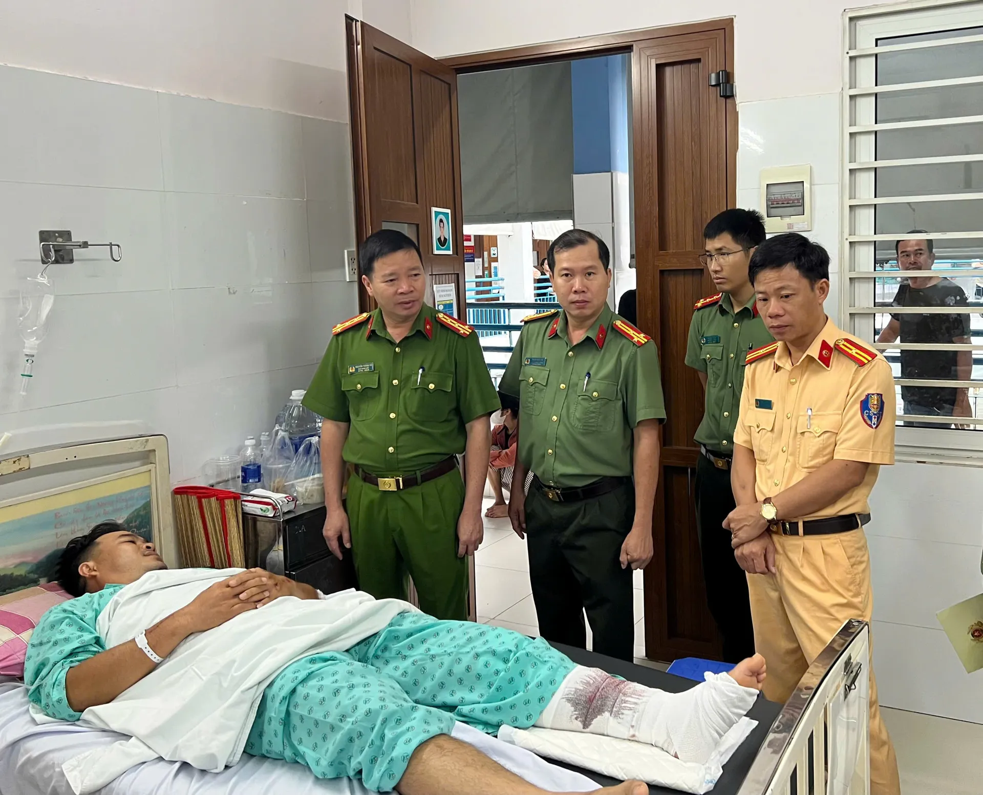 Phó Giám đốc Công an tỉnh Lâm Đồng thăm chiến sĩ bị thương khi làm nhiệm vụ