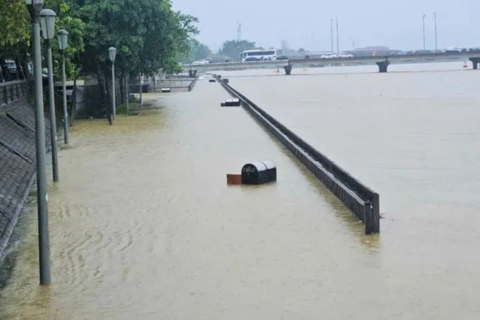 Lũ trên sông Hương vượt báo động 2, nhiều khu vực ở Huế ngập cục bộ