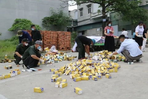 Hàng nghìn hộp thực phẩm chức năng bị phát hiện tại bãi rác ở Hạ Long