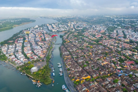 Dù lượn giữ chân du khách đến với TP Hội An