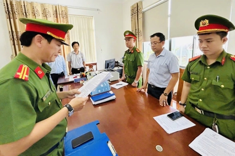 Bắt 2 nguyên cán bộ trung tâm quỹ đất ở Quảng Nam