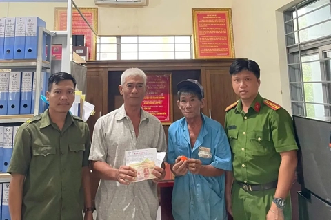 Nhặt được ví có vàng và tiền mặt, mang đến công an trao trả