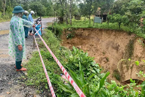 Đà Nẵng: xã biên giới cắm biển cảnh báo, rào chắn điểm sạt lở do bão số 10