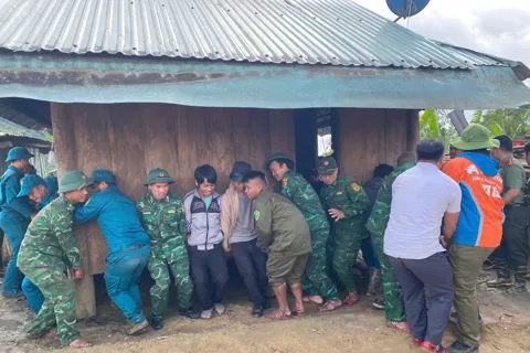 Đà Nẵng: kịp thời di dời 6 ngôi nhà đến vị trí an toàn