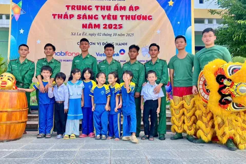 Chiến sĩ biên phòng Đà Nẵng lan tỏa Tết Trung thu đến với trẻ em vùng biên