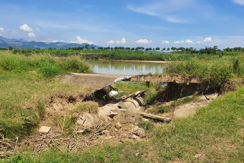 Hàng trăm mét bờ sông sạt lở, Đà Nẵng công bố tình huống khẩn cấp về thiên tai
