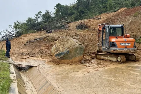 Đà Nẵng: nhiều tuyến đường hư hỏng, thận trọng khi lưu thông
