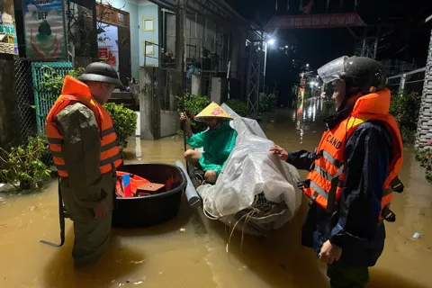 Đà Nẵng: sạt lở nghiêm trọng, nhiều xã cho học sinh nghỉ học
