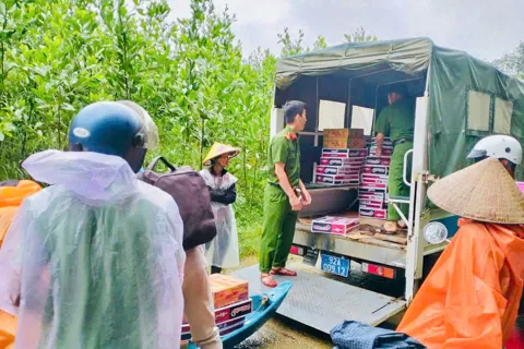 Nghĩa tình giữa mùa mưa lũ