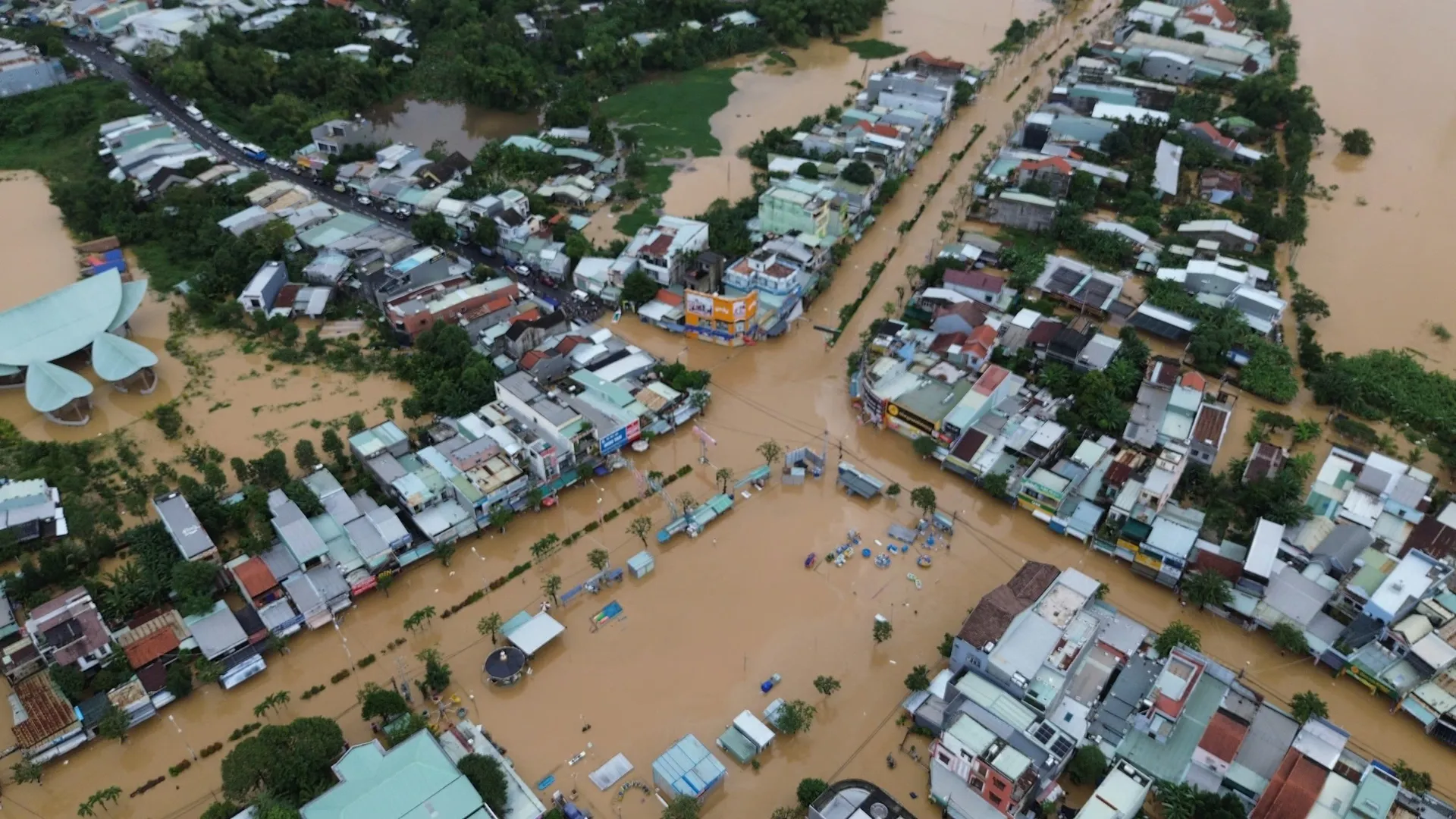 Người dân Đà Nẵng kiên cường vượt lũ dữ