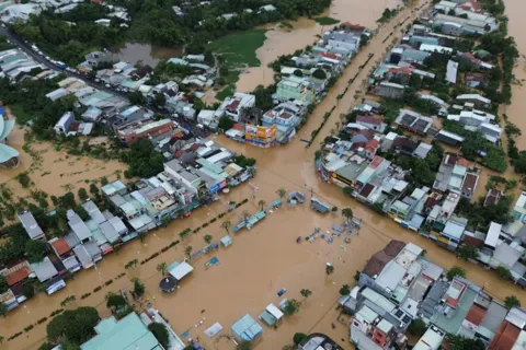 Người dân Đà Nẵng kiên cường vượt lũ dữ