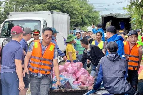 Đà Nẵng tổng lực ứng cứu dân vùng lũ bị cô lập
