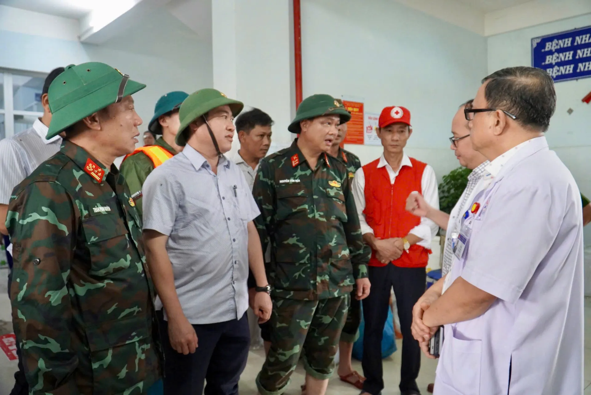 Lãnh đạo TP Đà Nẵng vượt lũ thăm bệnh viện có hơn 1.300 người bị cô lập