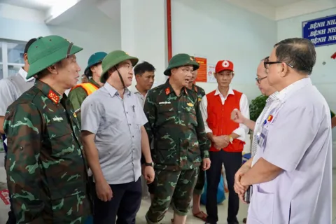 Lãnh đạo TP Đà Nẵng vượt lũ thăm bệnh viện có hơn 1.300 người bị cô lập