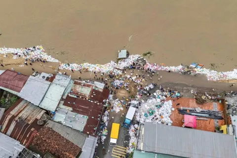 Đà Nẵng căng mình khắc phục hậu quả mưa lũ, nguy cơ sạt lở tiếp diễn