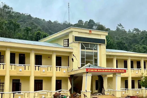 Đà Nẵng: một xã biên giới bị cô lập, trụ sở ủy ban nguy cơ bị đổ sập