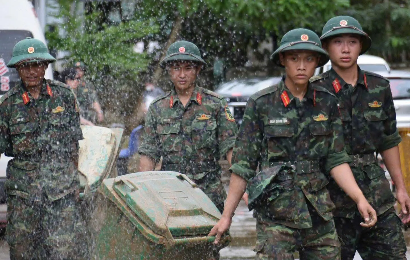 Đà Nẵng: hàng trăm cán bộ, chiến sĩ giúp dân dọn dẹp sau lũ