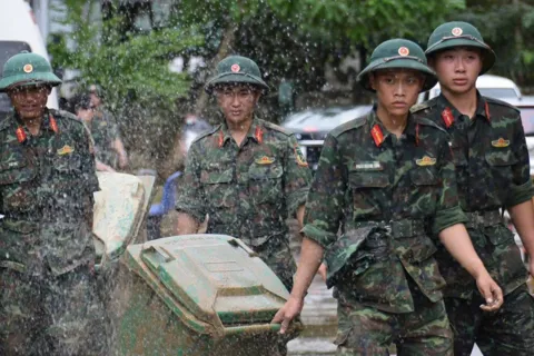 Đà Nẵng: hàng trăm cán bộ, chiến sĩ giúp dân dọn dẹp sau lũ