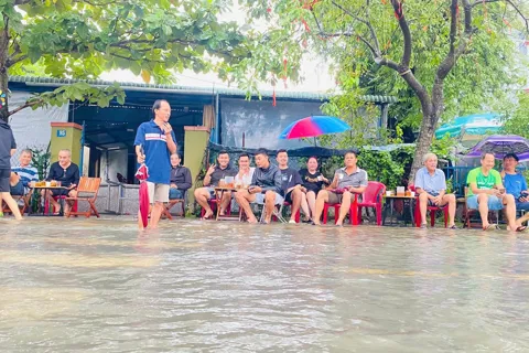 Mưa lớn cùng thủy điện xả lũ, nước sông tại Đà Nẵng dâng cao trở lại