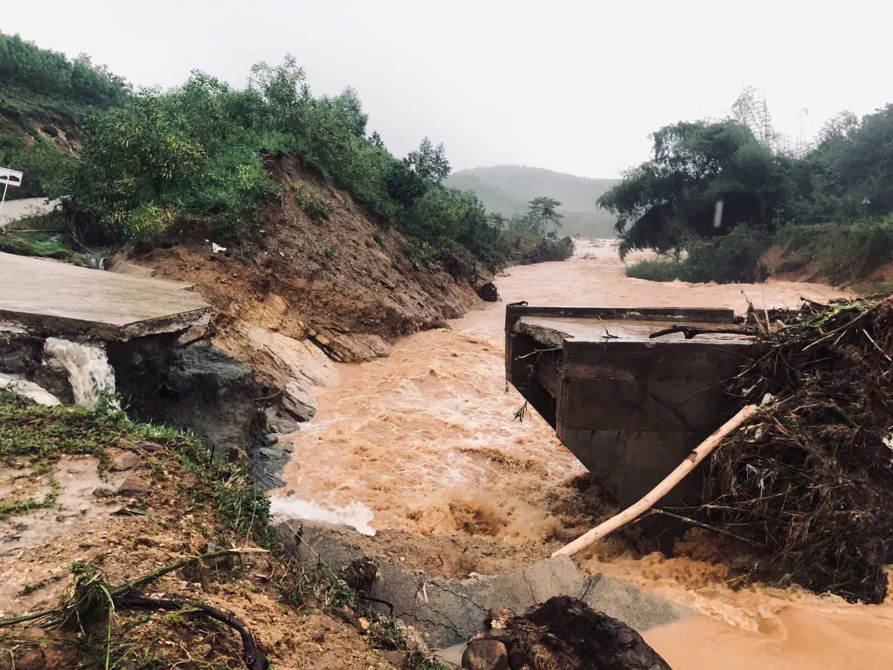Gió lốc tàn phá trong đêm, mưa lũ gây cô lập hàng trăm hộ dân ở Quảng Ngãi
