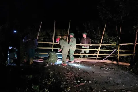 Đà Nẵng: kịp thời đưa sản phụ đi cấp cứu giữa đêm mưa lũ