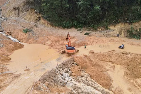 Sạt lở nghiêm trọng trên tuyến Quốc lộ 40B