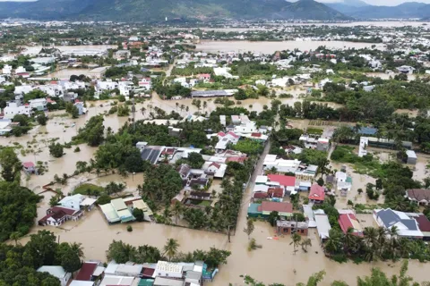 Khánh Hòa hỗ trợ 60 triệu đồng cho hộ dân bị sập nhà hoàn toàn do mưa lũ