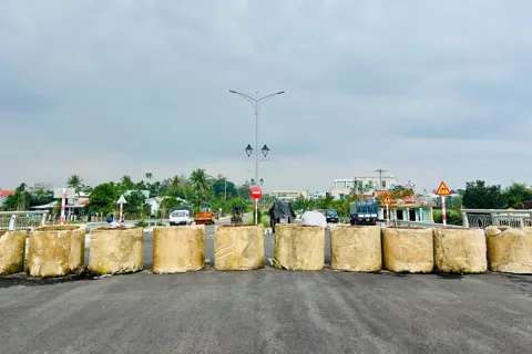 Đà Nẵng: cầu xây xong phải chắn ngang, không cho xe lưu thông