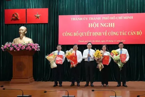 Công bố quyết định điều động, phân công cán bộ đối với các Ủy viên Ban Thường vụ Thành ủy