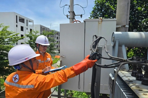 Tháng 6 mức tiêu thụ điện tăng vọt, EVNNPC khuyến cáo khách hàng điều chỉnh hành vi tiêu dùng điện hợp lý  