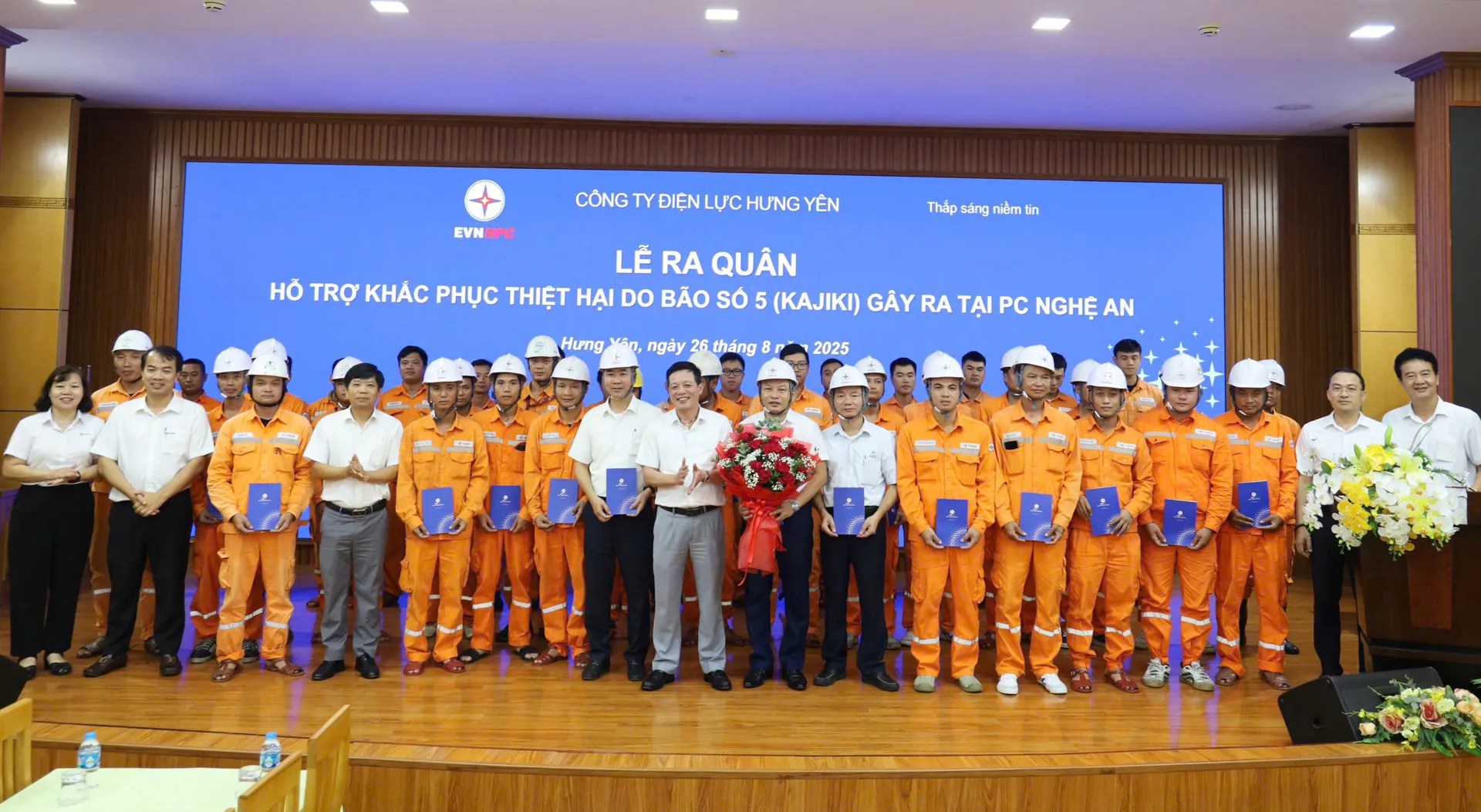 Tổng Công ty Điện lực miền Bắc khẩn trương khắc phục sự cố điện do bão số 5 ở Nghệ An, Hà Tĩnh