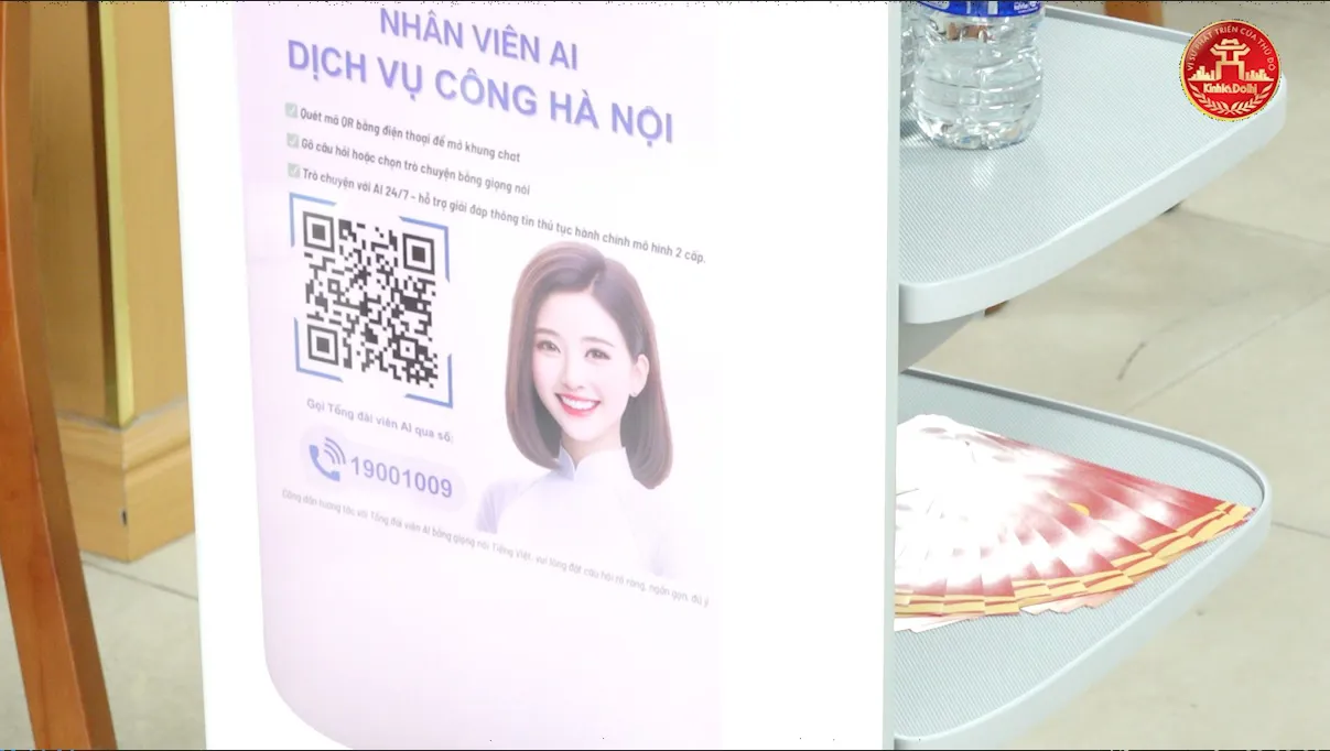Phường Cửa Nam: Độc đáo robot hướng dẫn người dân làm thủ tục hành chính