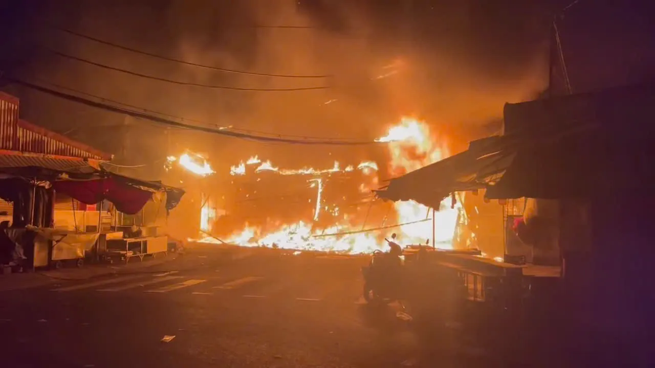 Cháy dữ dội tại chợ Nhị Thiên Đường, nhiều nhà dân chìm trong biển lửa