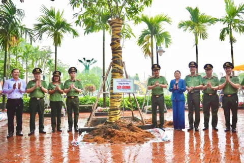 Công an TP Hồ Chí Minh tích cực hưởng ứng Tết trồng cây đời đời nhớ ơn Bác Hồ