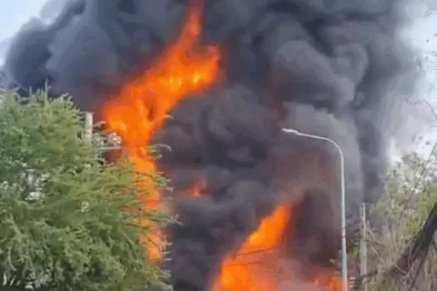 Xe bồn chở xăng bốc cháy dữ dội giữa trưa ở Nhà Bè