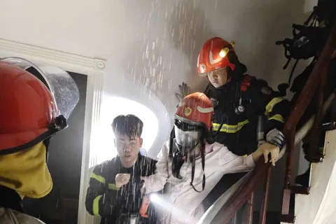 Giải cứu 1 người mắc kẹt trong vụ cháy ở phường Yên Hòa