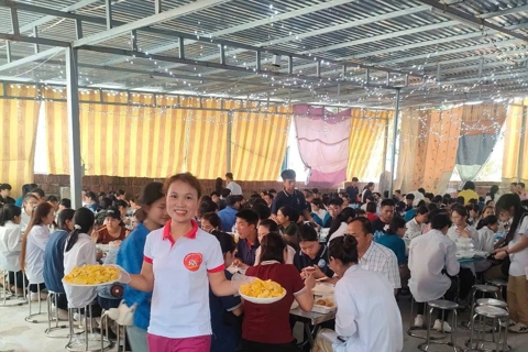 Phục vụ “Bữa cơm 0 đồng”, nước uống miễn phí cho sĩ tử Hà Nội