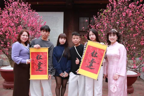 Giữ tinh thần đạo học qua tục xin chữ đầu Xuân tại Văn Miếu - Quốc Tử Giám
